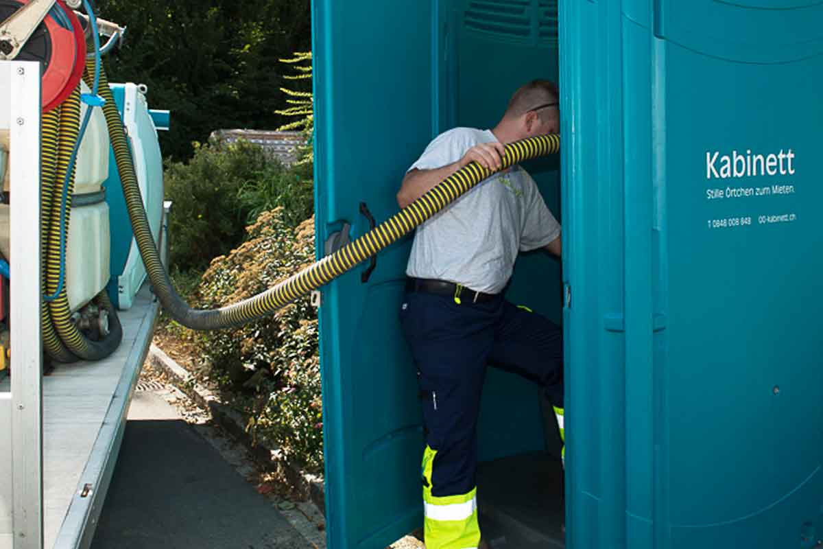 WC Wagen Innenansicht - Sonnenaufgang im Wald