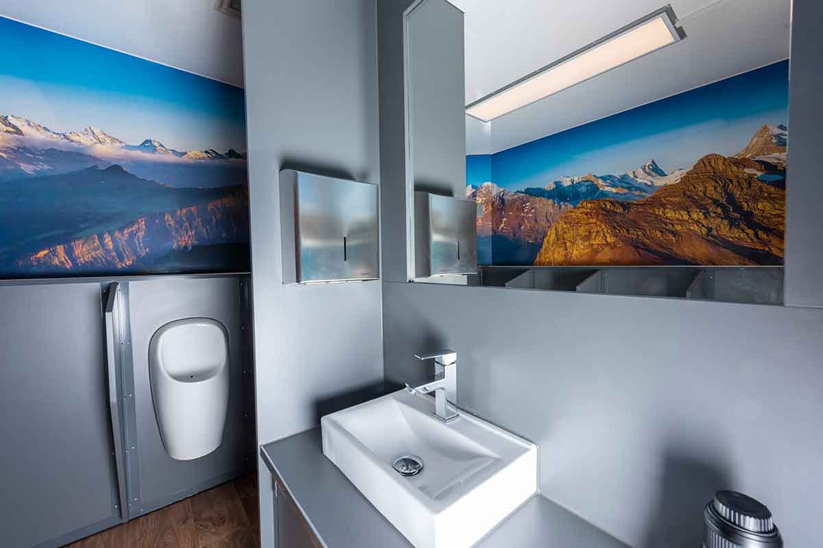 WC Wagen Innenansicht - Überflug der Alpen